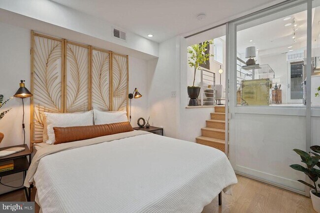 Building Photo - 1211 G St SE