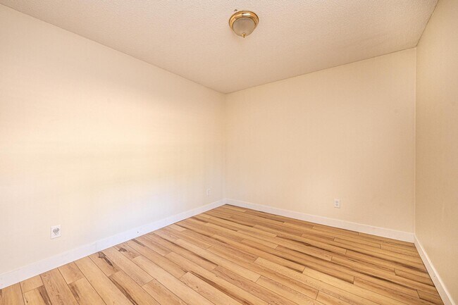 Building Photo - 1058 18th Ave NW