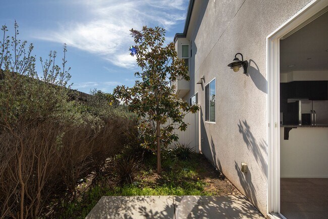 Building Photo - 2 WEEKS FREE!!! 2BR Townhouse in Imperial Beach with Washer/Dryer and Garage!