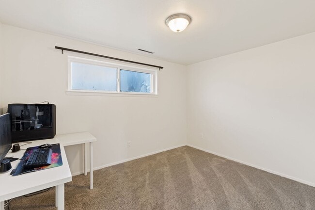 Building Photo - 4 bedroom with large backyard