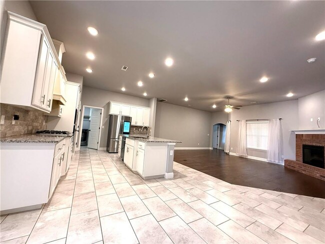 Building Photo - 4504 SW Plumley Ave