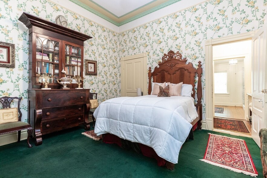 Building Photo - RESIDENTIAL/COMMERCIAL RENTAL - Charming historic home located downtown Opelika! (*Partially Furn...