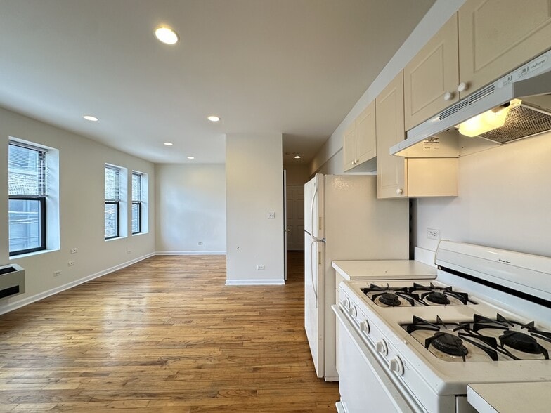 Building Photo - 909 W Dakin St