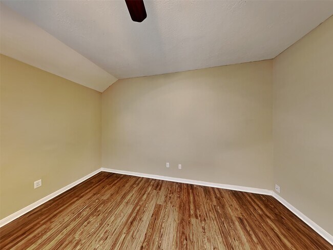 Building Photo - 3223 Stoneydale Ln