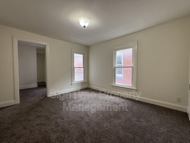 Building Photo - 627 N Mulberry St