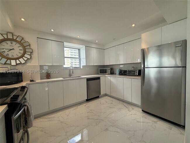 Building Photo - 5555 Collins Ave