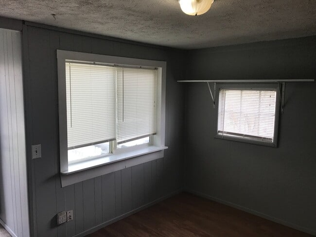 Building Photo - 220 Doty St