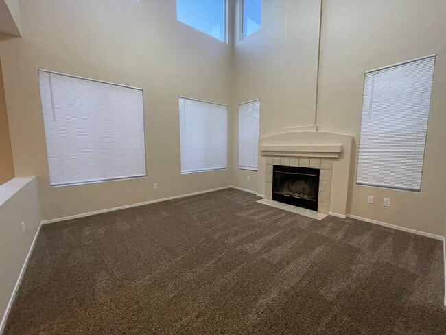 Building Photo - Wonderful Home Close to Shopping and Public Transportation.