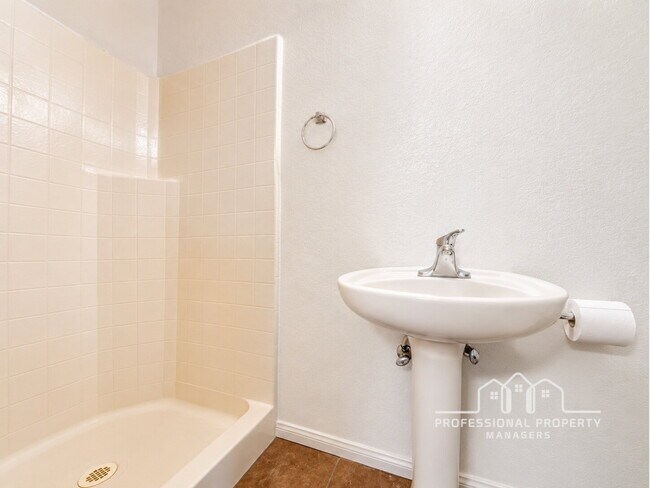 Building Photo - 3-bedroom, 3-bathroom home in Foothills Mobile Est