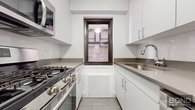 Building Photo - 405 E 56th St