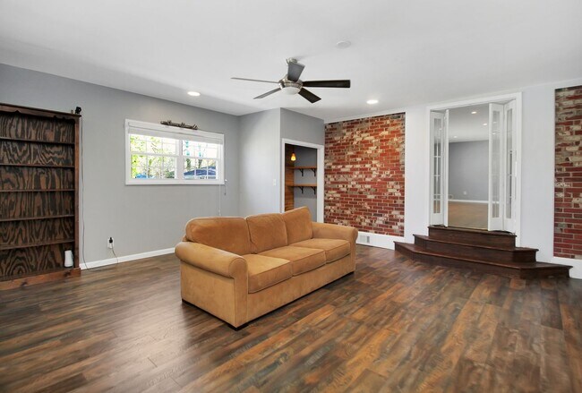 Building Photo - 3 bedroom 2 bath home in a great area filled with tons of extras you will LOVE!