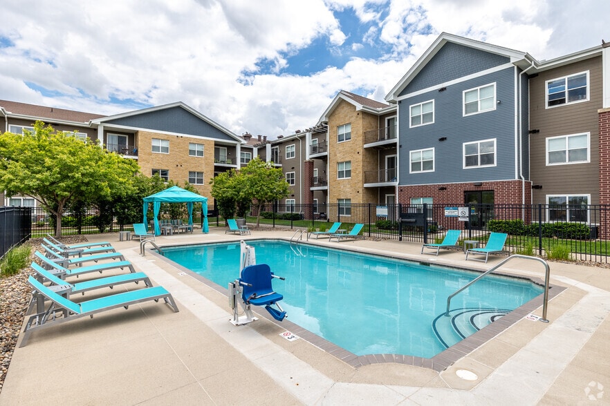 Pool - Sierra Pointe Apartments