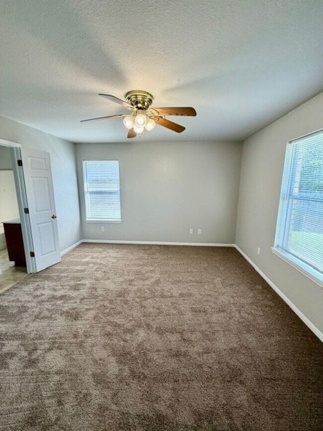 Building Photo - Spacious 3 BR / 2 BA Rental Home with 2-Car Garage & Fenced Backyard in Robinson, Waco, TX