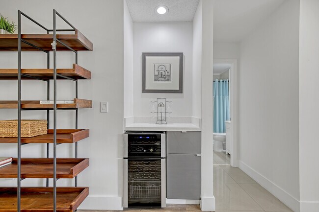 Building Photo - 300 E Club Cir