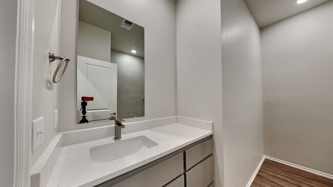 Building Photo - Luxury 3 Bedroom 2 Bathroom Townhome with 2 Car Garage in Piedmont Schools- Neighborhood Park/Bas...