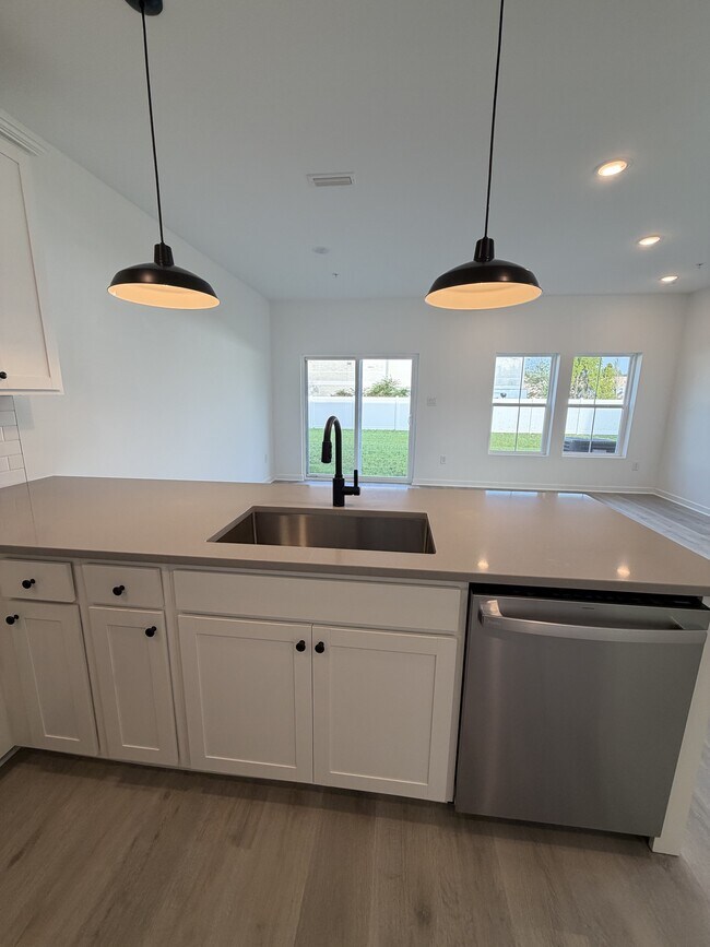 Building Photo - 228 Clement Lp