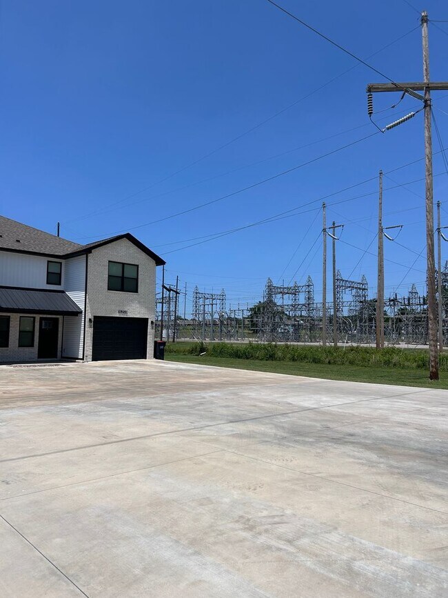 Building Photo - COX-NORTHRIDGE DR-2