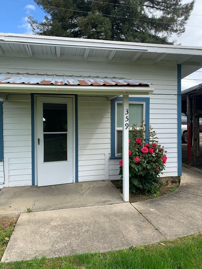 Primary Photo - 3 Bedroom 1 Bath Home in Sutherlin ~ 359 E...