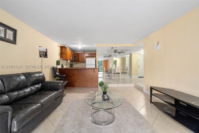 Building Photo - 3710 Inverrary Dr