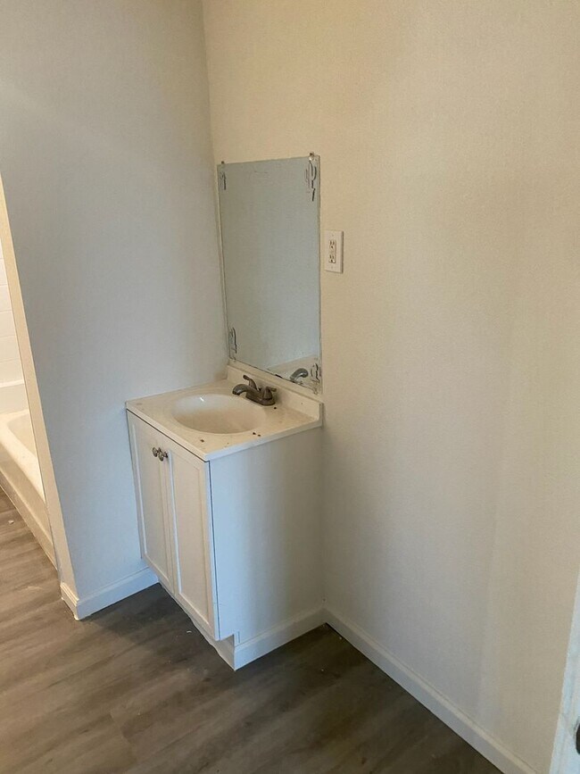 Building Photo - 207 E Sequoia Ave