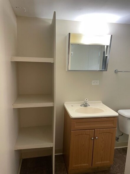 Building Photo - 2537 N Austin Ave