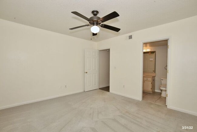Building Photo - Beautiful 2/2 Condo Located in Crest at Wa...