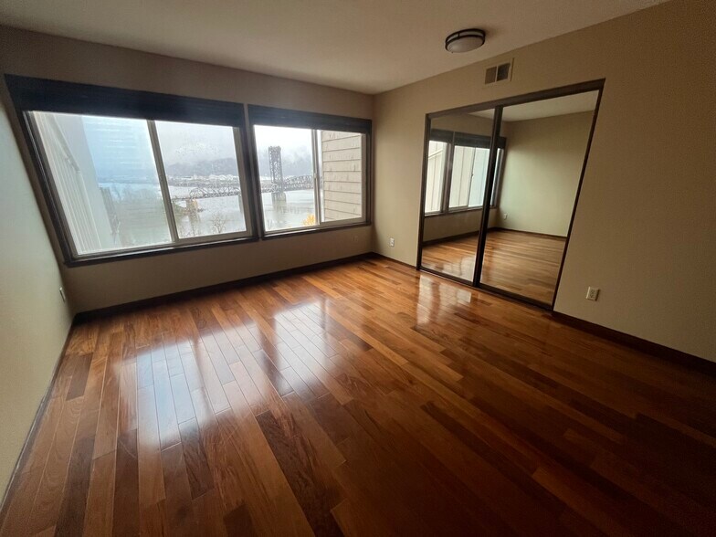 Master bedroom with view of the rivert - 7511 N Edgewater Ave