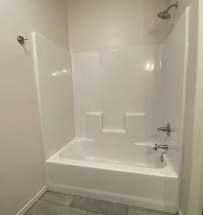 Building Photo - **BEAUTIFUL LINCOLN 16 CONDO**