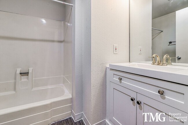 Building Photo - Amazing Open concept Condo in a secluded c...