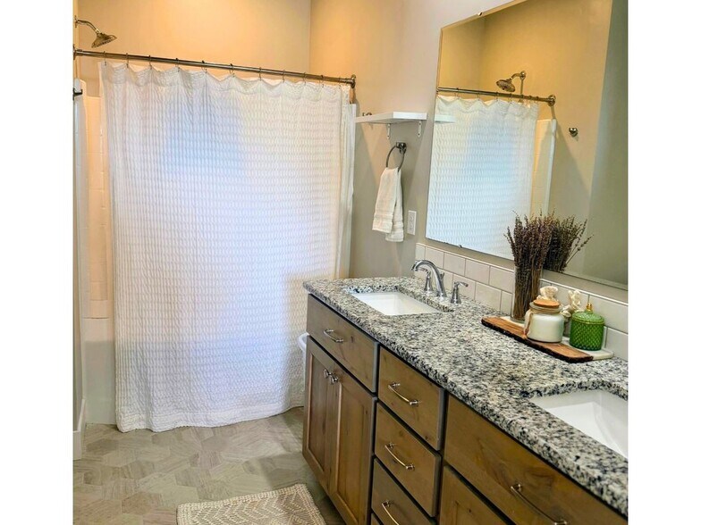 Building Photo - 1343 E Fort Erie St