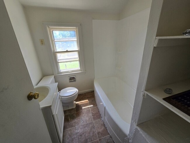 Building Photo - $900 - 2 Bedroom 1 Bathroom Townhome