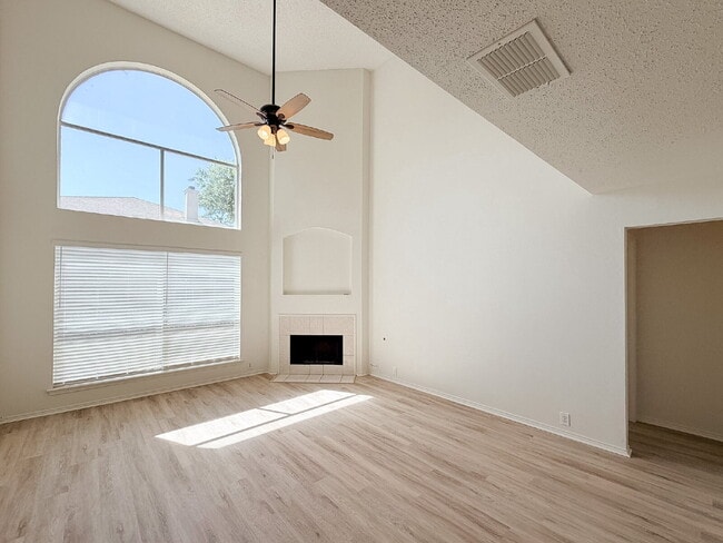 Building Photo - 4-Bedroom, 2.5-Bath, 2 Story Home in Fort Worth!
