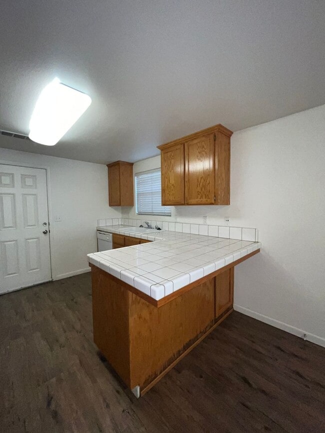 Building Photo - 2404