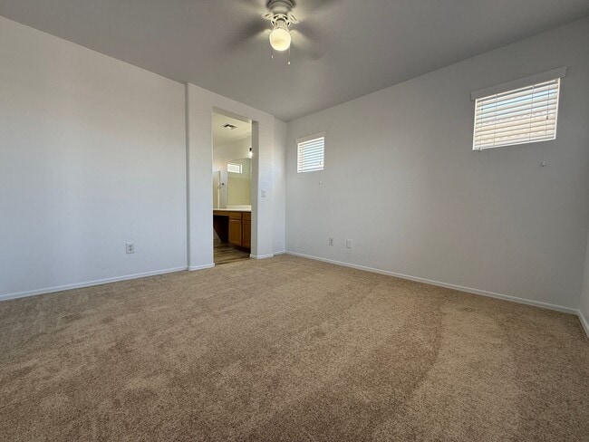 Building Photo - 51st Ave and Broadway, 3 bed, 2.5 bath, Fr...