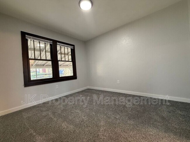 Building Photo - 1018 8th Ave S
