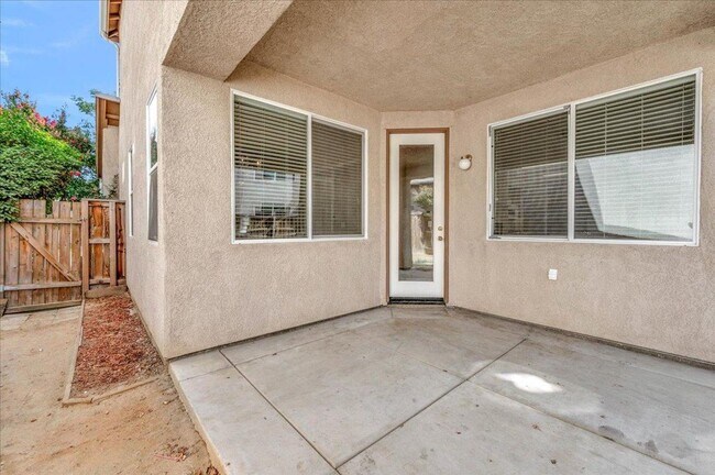 Building Photo - Spacious 4 Bedroom Home in North Clovis Gated Community
