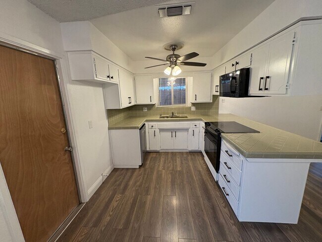 Building Photo - SW Visalia Home Available Now!