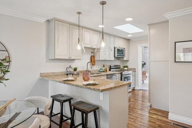 Building Photo - Beautiful 3 Bedroom 2 Bathroom Single Fami...