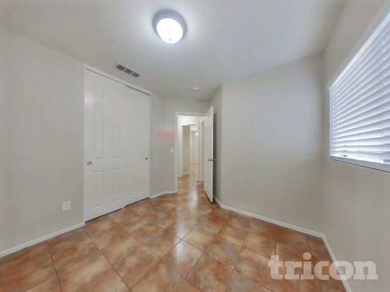 Building Photo - 11519 W Windrose Ave