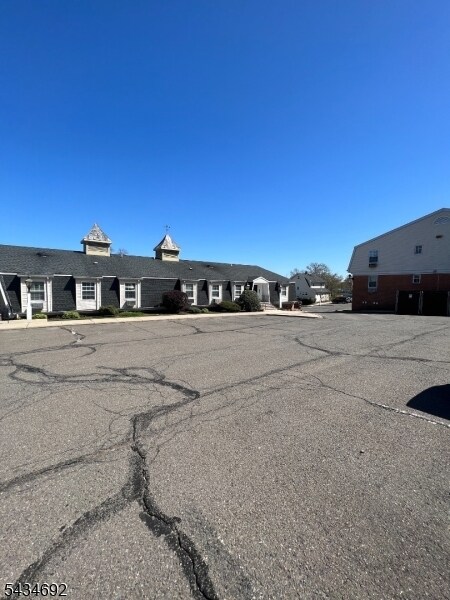 Building Photo - 662 Goffle Rd
