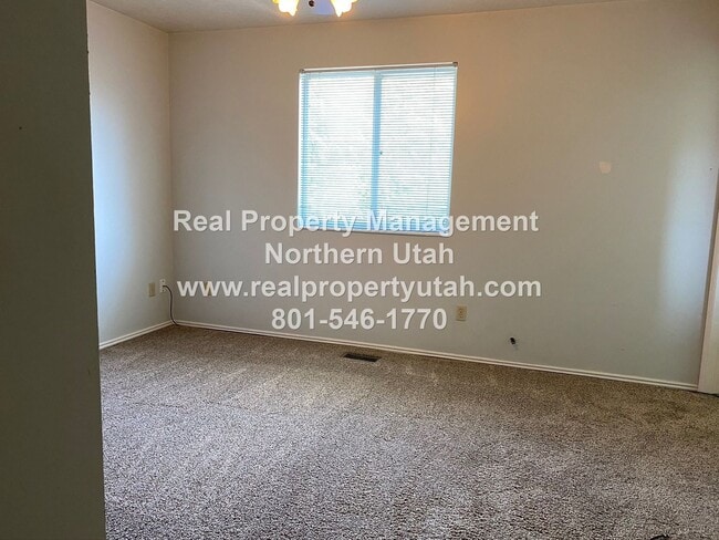 Building Photo - 5 Bedroom Home In West Point Available Now!