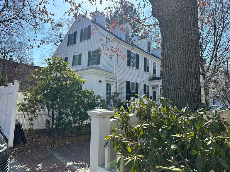 Primary Photo - 84 Irving St