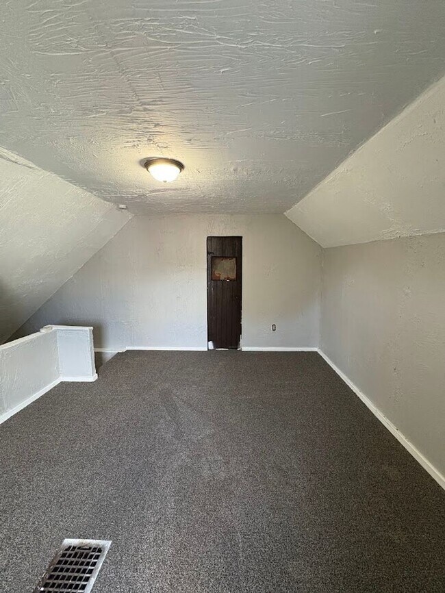 Building Photo - Four bedroom one bathroom home for rent
