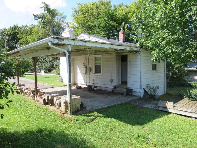 Building Photo - Cute as a button! Near Downtown Shelbyville
