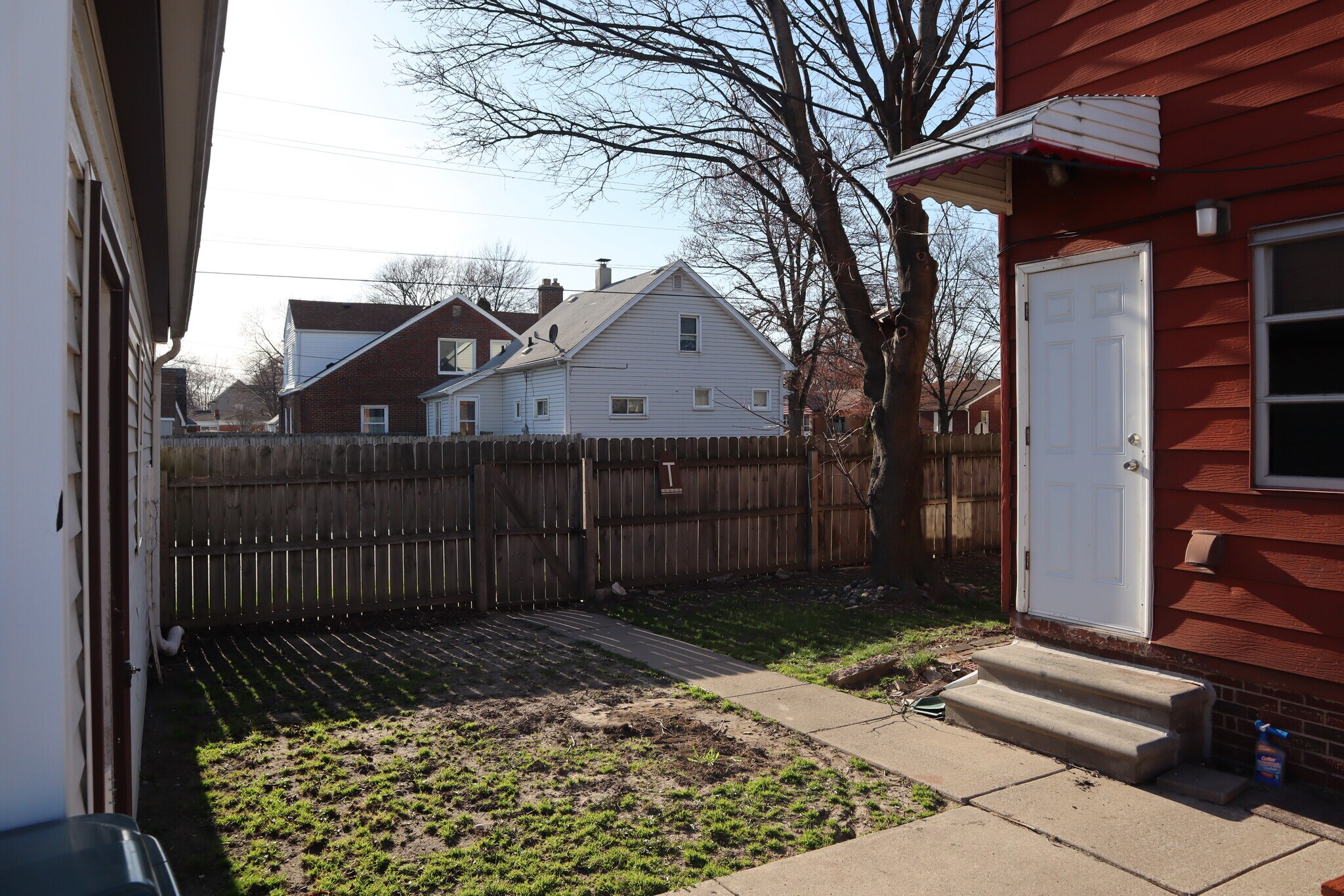 Private side, fenced yard - 1343 Pagel Ave