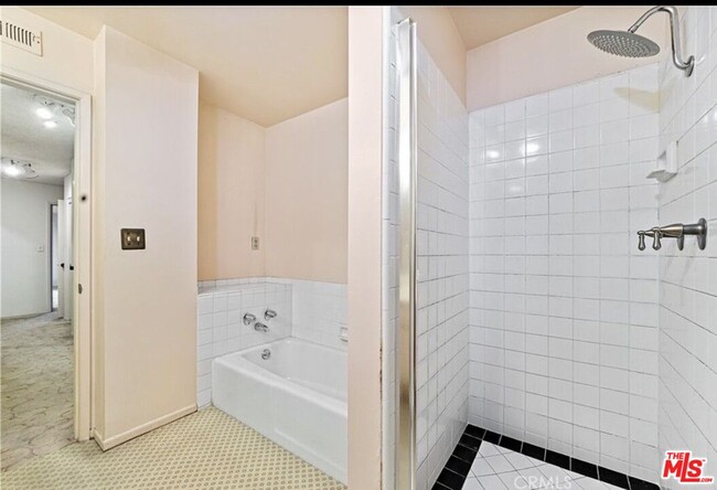 Building Photo - 321 N Oakhurst Dr