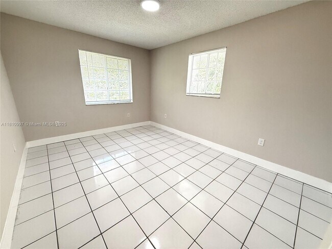 Building Photo - 800 SW 10th Ave
