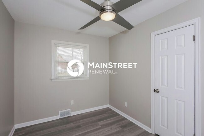 Building Photo - 3 Bedroom Pet-Friendly Home in LOUISVILLE, KY with Main Street Renewal