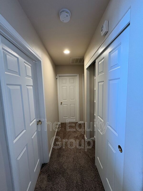 Building Photo - 1422 E Mesa Ct