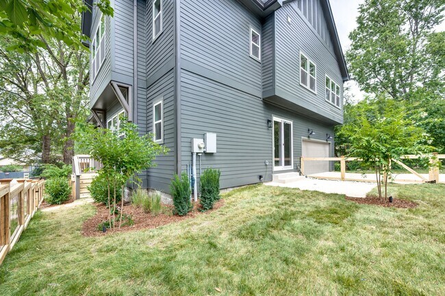 Building Photo - 2430 Little Ave